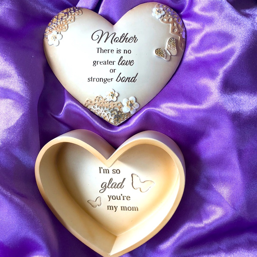 Ceramic heart-shaped trinket holder for mom,  With heartfelt words